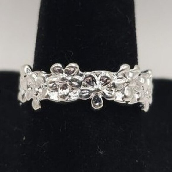 Simple Silver Flower Ring Size 8‎ (NWOT) - Picture 2 of 4